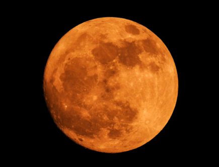 Waarom is de maan oranje?