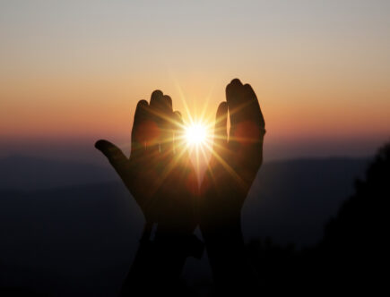 Free photo spiritual prayer hands over sun shine with blurred beautiful sunset, photo by jcomp on Freepik - aangeleverd via Whitepress