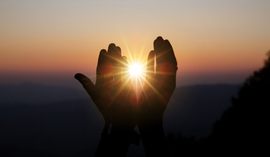 Free photo spiritual prayer hands over sun shine with blurred beautiful sunset, photo by jcomp on Freepik - aangeleverd via Whitepress