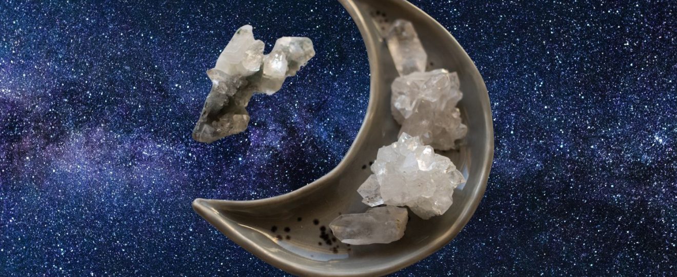 Bonus: ritueel voor de volle maan in Schorpioen Een diepgaand loslaatritueel met kristallen, geschreven voor transformatie en intuïtieve healing Voor dit ritueel heb je nodig: Obsidiaan (of een andere aardende zwarte steen) Labradoriet Maansteen Pen en papier Een kaars Een rustige plek waar je even ongestoord kunt zijn 1. Bereid je ruimte voor Zoek een plek waar je je veilig en op je gemak voelt. Steek een kaars aan om het ritueel te openen en de energie van transformatie te verwelkomen. Leg de drie kristallen voor je neer: obsidiaan links, labradoriet in het midden, maansteen rechts. 2. Ademhaling & afstemmen Sluit je ogen en adem een paar keer diep in en uit. Stel je voor dat je met elke uitademing spanningen loslaat. Leg je handen op je hart en fluister zachtjes: “Ik ben klaar om los te laten wat mij niet meer dient.” Voel hoe je lichaam langzaam ontspant. 3. Schrijf het van je af Pak pen en papier. Schrijf intuïtief op wat je niet langer bij je wilt dragen. Denk aan oude emoties, patronen, gedachten, twijfels, mensen of situaties. Alles wat je klein houdt of belemmert. Laat het er zijn. Geen oordeel. Gewoon eerlijk. Als je klaar bent, lees dan hardop (of fluisterend) wat je hebt geschreven. Zeg daarna bewust: “Ik laat dit nu los.” 4. Werk met de kristallen Houd nu de obsidiaan in je hand. Stel je voor dat hij je helpt om alle oude energieën uit je systeem te trekken. Zie het als rook of stof die uit je lichaam verdwijnt, de aarde in. Pak daarna de labradoriet. Voel hoe je energie helderder wordt. Vraag zachtjes om inzichten of intuïtieve boodschappen. Wat mag je weten? Wat wil je ziel je vertellen? Sluit af met de maansteen. Houd haar dicht bij je hart. Adem in zachtheid. Geef jezelf toestemming om te helen. Te rusten. Te zijn. 5. Dank en sluit af Bedank jezelf, de kristallen en de energie van de maan. Je kunt je brief ritueel verbranden (veilig natuurlijk), verscheuren of begraven – als symbool voor loslaten. Laat de kaars nog even branden of doof haar bewust met dankbaarheid. Volle maan kristallen - VolleMaanKalender.nl