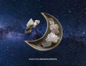 Bonus: ritueel voor de volle maan in Schorpioen Een diepgaand loslaatritueel met kristallen, geschreven voor transformatie en intuïtieve healing Voor dit ritueel heb je nodig: Obsidiaan (of een andere aardende zwarte steen) Labradoriet Maansteen Pen en papier Een kaars Een rustige plek waar je even ongestoord kunt zijn 1. Bereid je ruimte voor Zoek een plek waar je je veilig en op je gemak voelt. Steek een kaars aan om het ritueel te openen en de energie van transformatie te verwelkomen. Leg de drie kristallen voor je neer: obsidiaan links, labradoriet in het midden, maansteen rechts. 2. Ademhaling & afstemmen Sluit je ogen en adem een paar keer diep in en uit. Stel je voor dat je met elke uitademing spanningen loslaat. Leg je handen op je hart en fluister zachtjes: “Ik ben klaar om los te laten wat mij niet meer dient.” Voel hoe je lichaam langzaam ontspant. 3. Schrijf het van je af Pak pen en papier. Schrijf intuïtief op wat je niet langer bij je wilt dragen. Denk aan oude emoties, patronen, gedachten, twijfels, mensen of situaties. Alles wat je klein houdt of belemmert. Laat het er zijn. Geen oordeel. Gewoon eerlijk. Als je klaar bent, lees dan hardop (of fluisterend) wat je hebt geschreven. Zeg daarna bewust: “Ik laat dit nu los.” 4. Werk met de kristallen Houd nu de obsidiaan in je hand. Stel je voor dat hij je helpt om alle oude energieën uit je systeem te trekken. Zie het als rook of stof die uit je lichaam verdwijnt, de aarde in. Pak daarna de labradoriet. Voel hoe je energie helderder wordt. Vraag zachtjes om inzichten of intuïtieve boodschappen. Wat mag je weten? Wat wil je ziel je vertellen? Sluit af met de maansteen. Houd haar dicht bij je hart. Adem in zachtheid. Geef jezelf toestemming om te helen. Te rusten. Te zijn. 5. Dank en sluit af Bedank jezelf, de kristallen en de energie van de maan. Je kunt je brief ritueel verbranden (veilig natuurlijk), verscheuren of begraven – als symbool voor loslaten. Laat de kaars nog even branden of doof haar bewust met dankbaarheid. Volle maan kristallen - VolleMaanKalender.nl