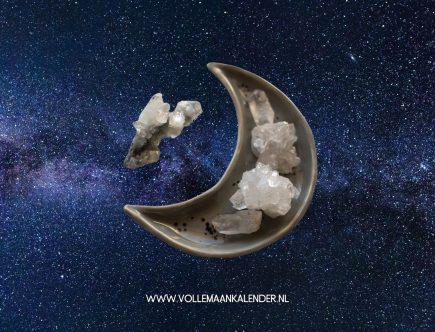 Bonus: ritueel voor de volle maan in Schorpioen Een diepgaand loslaatritueel met kristallen, geschreven voor transformatie en intuïtieve healing Voor dit ritueel heb je nodig: Obsidiaan (of een andere aardende zwarte steen) Labradoriet Maansteen Pen en papier Een kaars Een rustige plek waar je even ongestoord kunt zijn 1. Bereid je ruimte voor Zoek een plek waar je je veilig en op je gemak voelt. Steek een kaars aan om het ritueel te openen en de energie van transformatie te verwelkomen. Leg de drie kristallen voor je neer: obsidiaan links, labradoriet in het midden, maansteen rechts. 2. Ademhaling & afstemmen Sluit je ogen en adem een paar keer diep in en uit. Stel je voor dat je met elke uitademing spanningen loslaat. Leg je handen op je hart en fluister zachtjes: “Ik ben klaar om los te laten wat mij niet meer dient.” Voel hoe je lichaam langzaam ontspant. 3. Schrijf het van je af Pak pen en papier. Schrijf intuïtief op wat je niet langer bij je wilt dragen. Denk aan oude emoties, patronen, gedachten, twijfels, mensen of situaties. Alles wat je klein houdt of belemmert. Laat het er zijn. Geen oordeel. Gewoon eerlijk. Als je klaar bent, lees dan hardop (of fluisterend) wat je hebt geschreven. Zeg daarna bewust: “Ik laat dit nu los.” 4. Werk met de kristallen Houd nu de obsidiaan in je hand. Stel je voor dat hij je helpt om alle oude energieën uit je systeem te trekken. Zie het als rook of stof die uit je lichaam verdwijnt, de aarde in. Pak daarna de labradoriet. Voel hoe je energie helderder wordt. Vraag zachtjes om inzichten of intuïtieve boodschappen. Wat mag je weten? Wat wil je ziel je vertellen? Sluit af met de maansteen. Houd haar dicht bij je hart. Adem in zachtheid. Geef jezelf toestemming om te helen. Te rusten. Te zijn. 5. Dank en sluit af Bedank jezelf, de kristallen en de energie van de maan. Je kunt je brief ritueel verbranden (veilig natuurlijk), verscheuren of begraven – als symbool voor loslaten. Laat de kaars nog even branden of doof haar bewust met dankbaarheid. Volle maan kristallen - VolleMaanKalender.nl