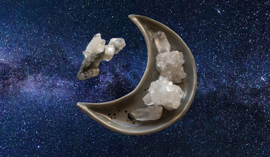 Bonus: ritueel voor de volle maan in Schorpioen Een diepgaand loslaatritueel met kristallen, geschreven voor transformatie en intuïtieve healing Voor dit ritueel heb je nodig: Obsidiaan (of een andere aardende zwarte steen) Labradoriet Maansteen Pen en papier Een kaars Een rustige plek waar je even ongestoord kunt zijn 1. Bereid je ruimte voor Zoek een plek waar je je veilig en op je gemak voelt. Steek een kaars aan om het ritueel te openen en de energie van transformatie te verwelkomen. Leg de drie kristallen voor je neer: obsidiaan links, labradoriet in het midden, maansteen rechts. 2. Ademhaling & afstemmen Sluit je ogen en adem een paar keer diep in en uit. Stel je voor dat je met elke uitademing spanningen loslaat. Leg je handen op je hart en fluister zachtjes: “Ik ben klaar om los te laten wat mij niet meer dient.” Voel hoe je lichaam langzaam ontspant. 3. Schrijf het van je af Pak pen en papier. Schrijf intuïtief op wat je niet langer bij je wilt dragen. Denk aan oude emoties, patronen, gedachten, twijfels, mensen of situaties. Alles wat je klein houdt of belemmert. Laat het er zijn. Geen oordeel. Gewoon eerlijk. Als je klaar bent, lees dan hardop (of fluisterend) wat je hebt geschreven. Zeg daarna bewust: “Ik laat dit nu los.” 4. Werk met de kristallen Houd nu de obsidiaan in je hand. Stel je voor dat hij je helpt om alle oude energieën uit je systeem te trekken. Zie het als rook of stof die uit je lichaam verdwijnt, de aarde in. Pak daarna de labradoriet. Voel hoe je energie helderder wordt. Vraag zachtjes om inzichten of intuïtieve boodschappen. Wat mag je weten? Wat wil je ziel je vertellen? Sluit af met de maansteen. Houd haar dicht bij je hart. Adem in zachtheid. Geef jezelf toestemming om te helen. Te rusten. Te zijn. 5. Dank en sluit af Bedank jezelf, de kristallen en de energie van de maan. Je kunt je brief ritueel verbranden (veilig natuurlijk), verscheuren of begraven – als symbool voor loslaten. Laat de kaars nog even branden of doof haar bewust met dankbaarheid. Volle maan kristallen - VolleMaanKalender.nl